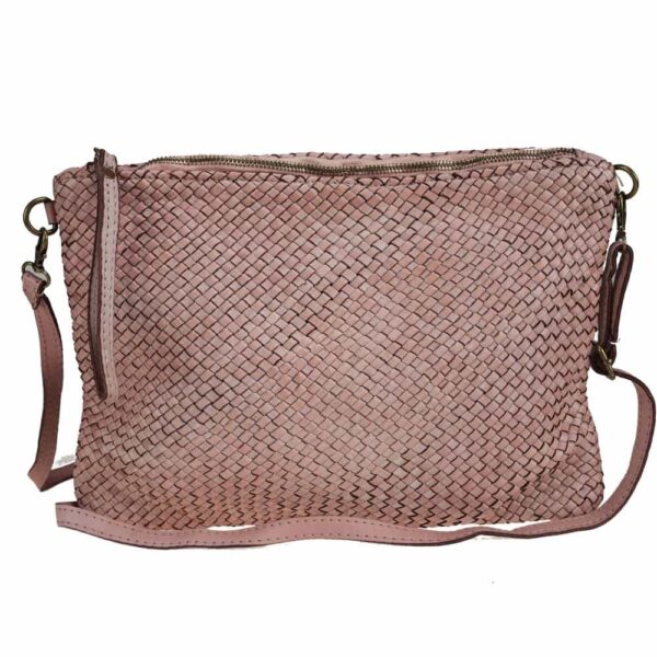 Bolso de mano trenzado vista frontal con detalle del asa larga en piel extraíble