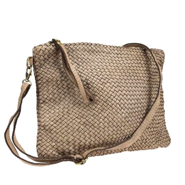 Bolso de mano trenzado de piel vista lateral con detalle del asa corta para llevarlo en la mano