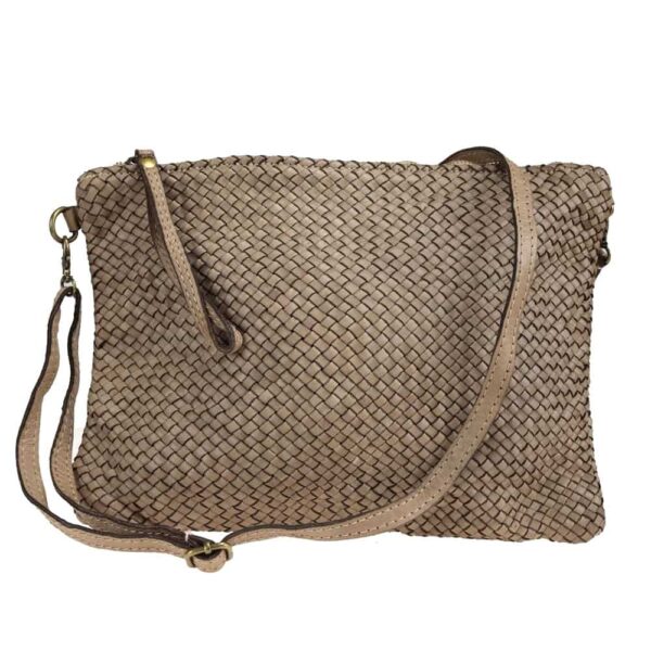 Bolso de mano trenzado de piel vista frontal con detalle del asa larga extraíble