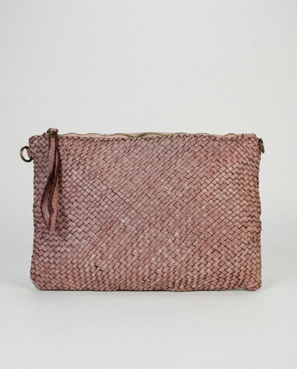 Vista frontal de los bolsos bandolera de piel trenzada en color rosa empolvado.
