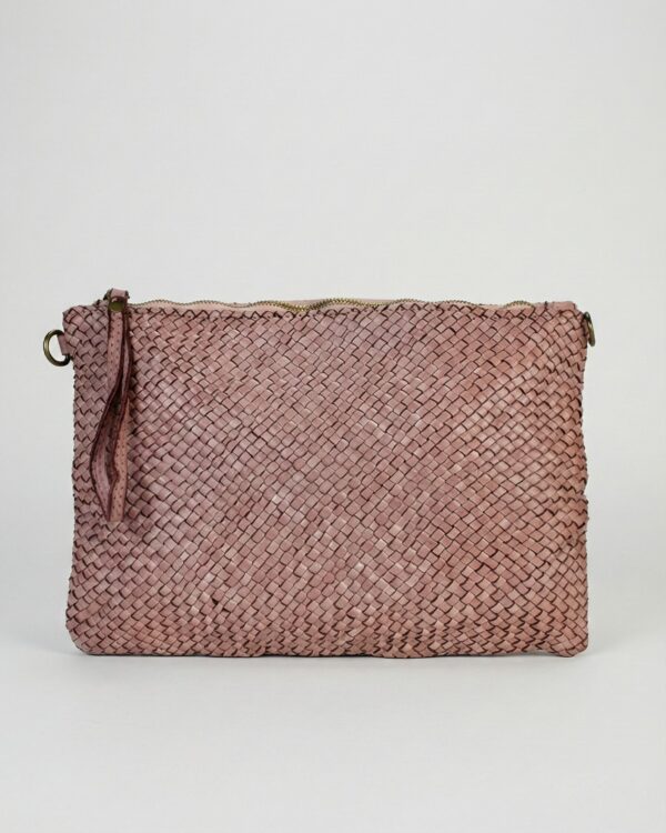 Vista frontal de los bolsos bandolera de piel trenzada en color rosa empolvado.