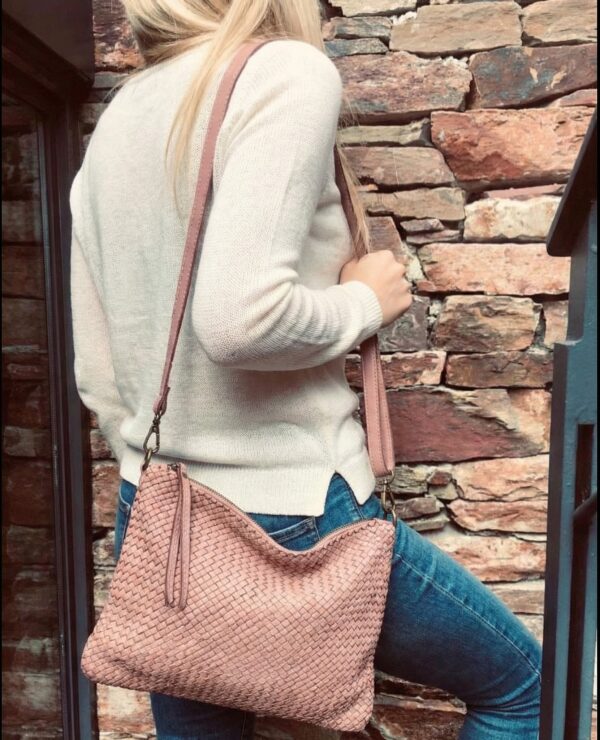 Bolsos bandolera piel trenzada con modelo portando el bolso en el hombro con un look urbano y chic