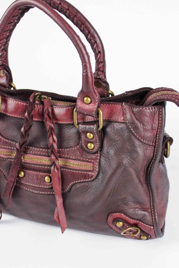 Bolso inspiración City de piel granate vista detallada de las tachas y el cierre