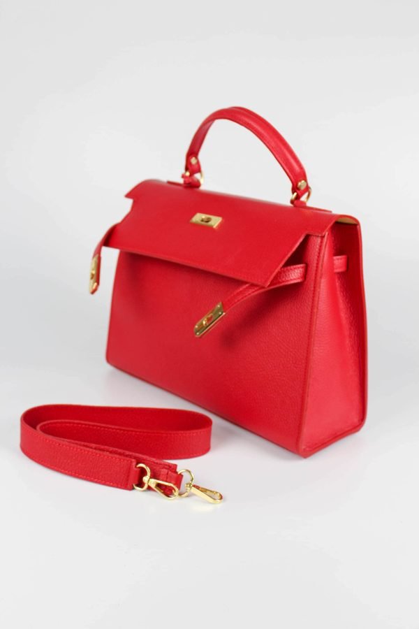bolso de piel estructurado con candado rojo abierto con detalle de asa larga extraíble