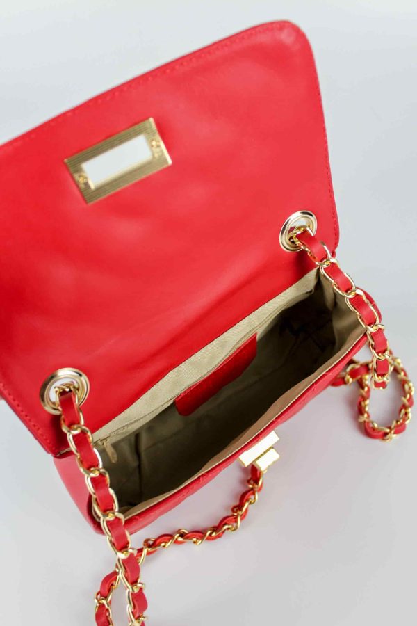 interior del bolso clásico de piel acolchada rojo con cadena dorada detalle del forro interior