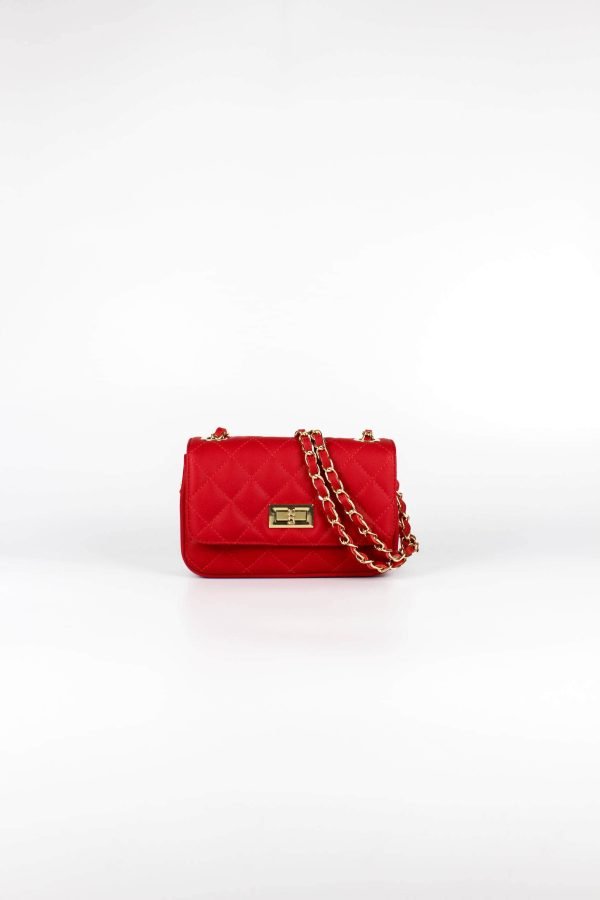 bolso de inspiración en piel acolchada con cadena rojo vista frontal con detalle del asa larga de cadena entrelazada con piel