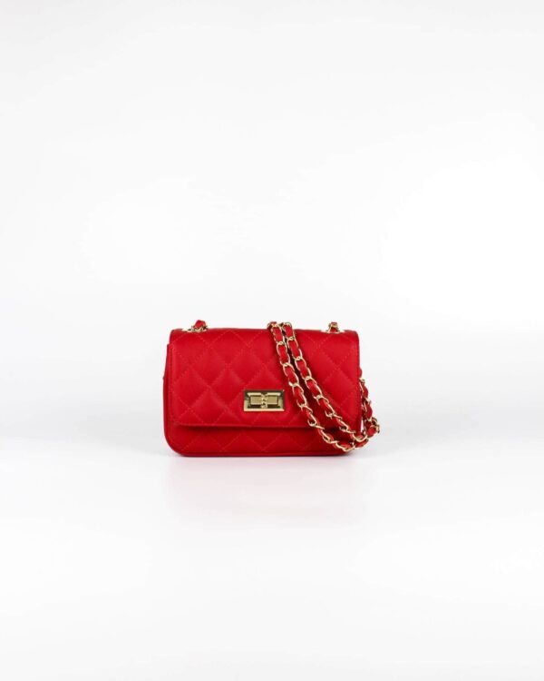 bolso de inspiración en piel acolchada con cadena rojo vista frontal con detalle del asa larga de cadena entrelazada con piel