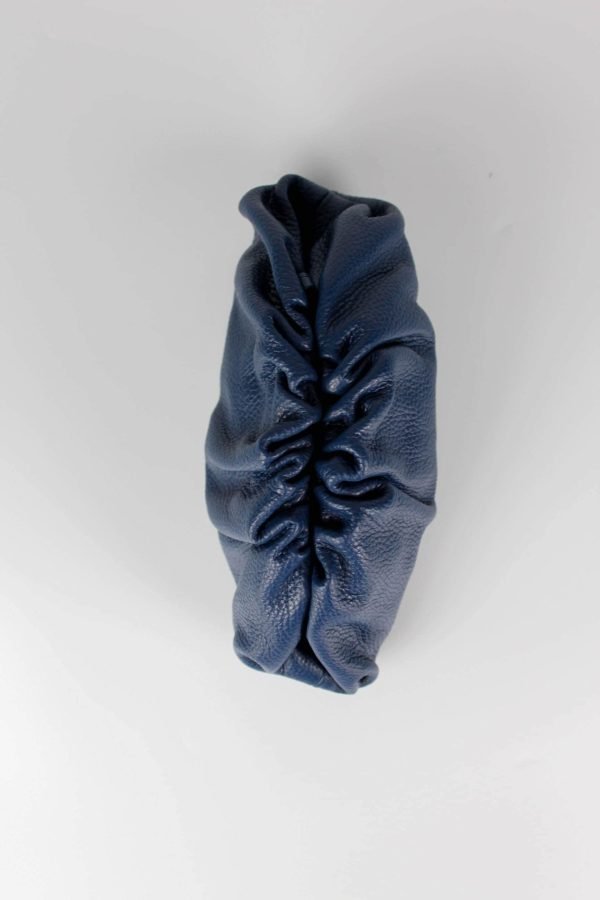 Bolso fruncido piel azul vista ceniltal detalle de frunces y cierre