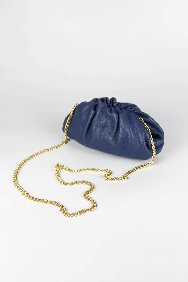 Bolso fruncido piel azul vista lateral con detalle del asa larga de cadena
