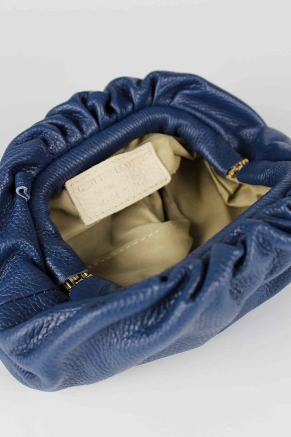 Bolso fruncido piel azul vista del interior y el forro