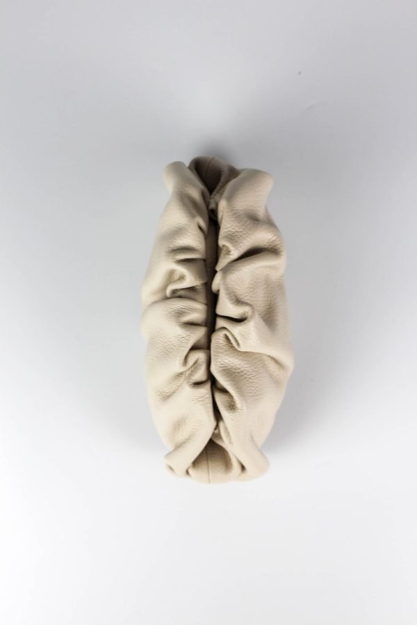 Bolso fruncido piel beige vista cenital con detalle del fruncido y el cierre