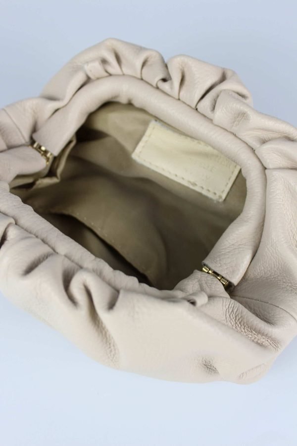 Bolso fruncido piel beige vista del interior del bolso con detalle del forro