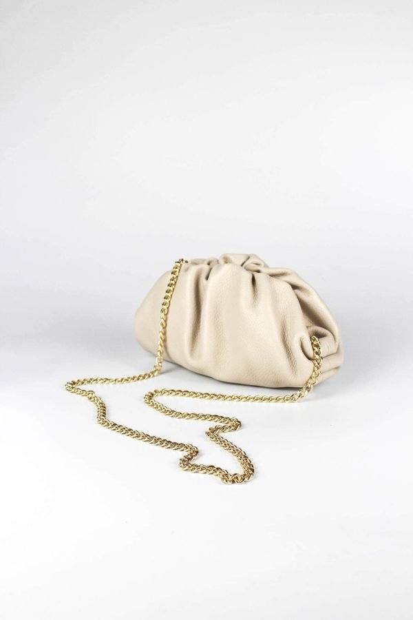 Bolso fruncido piel beige vista lateral con asa de cadena dorada
