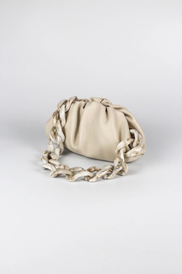 Bolso fruncido piel beige vista lateral luciendo un asa de cadena de eslabones grandes