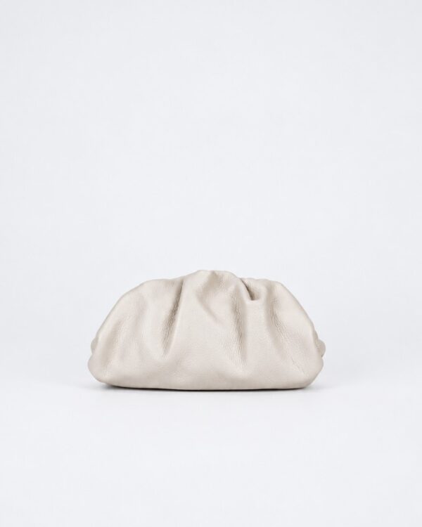 Vista frontal del Bolso fruncido piel beige