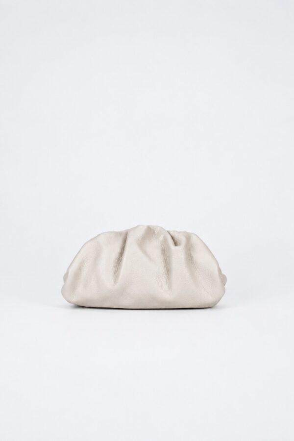 Vista frontal del Bolso fruncido piel beige