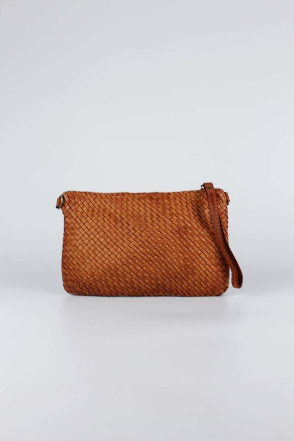 Bolso de mano trenzado vista de frente