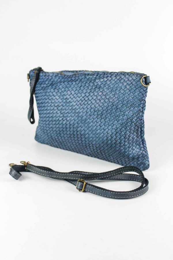 vista lateral del Bolso mano piel trenzado azul con detalle del asa larga extraíble