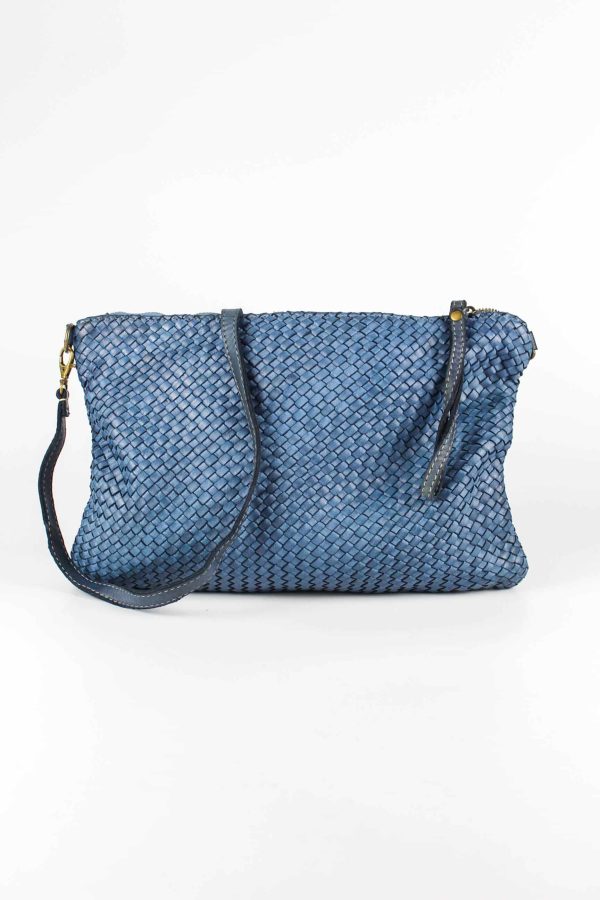 Bolso mano piel trenzado color azul, vista frontal con asa larga extraíble.