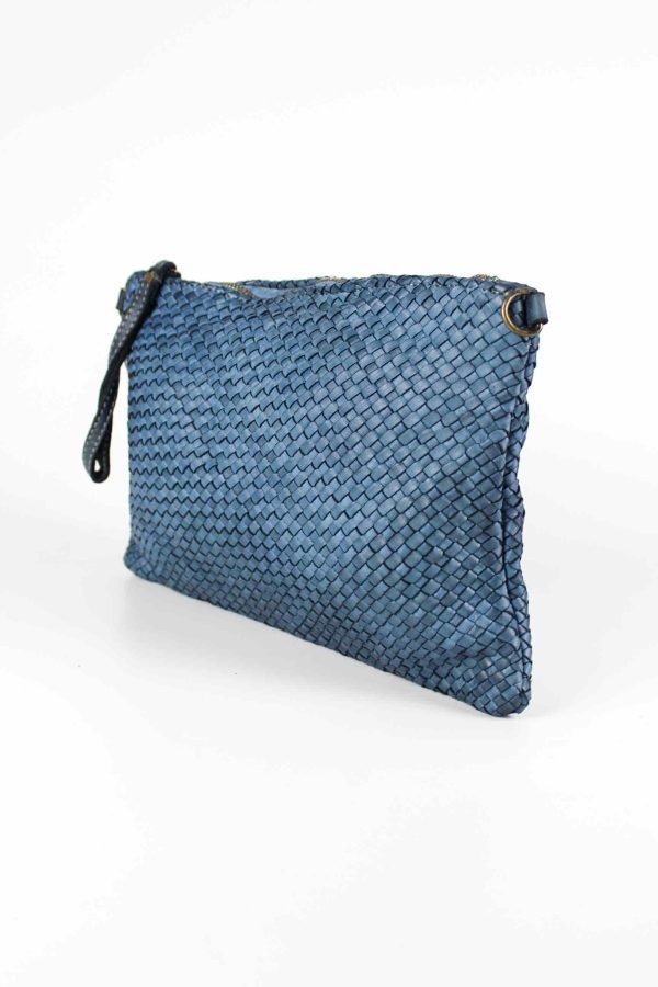 vista lateral del Bolso mano piel trenzado azul con detalle del tirador de piel del cierre de cremallera