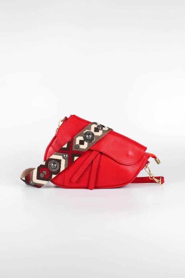 bolso inspiración saddle rojo vista de frente con detalle de asa larga de lona etnica