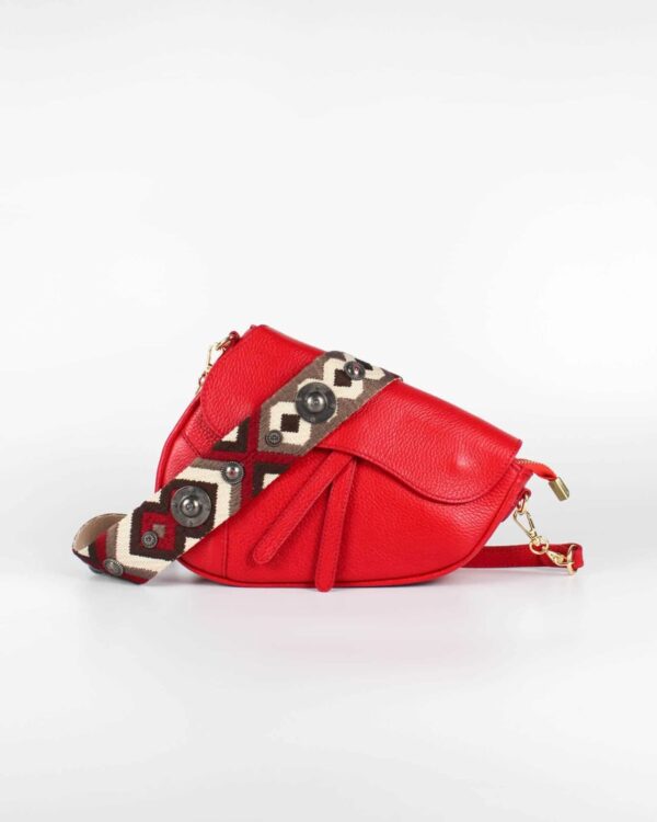 bolso inspiración saddle rojo vista de frente con detalle de asa larga de lona etnica