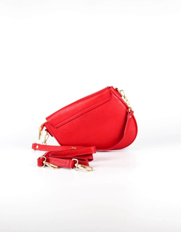 bolso inspiración saddle rojo vista trasera con detalle de asa larga extraíble