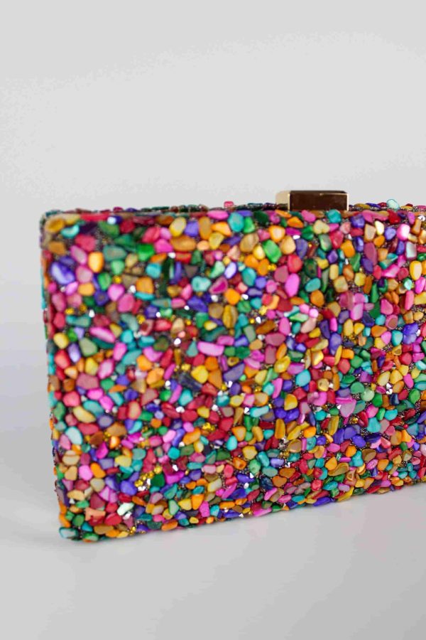 Bolso fiesta pedrería vista lateral con detalle de las piedras de colores sintéticas