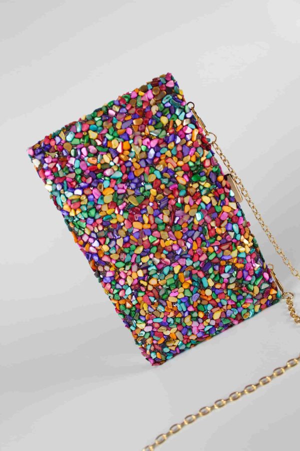 Bolso fiesta pedrería multicolor vista del bolso en vertícal con detalle del asa de cadena dorada extraíble