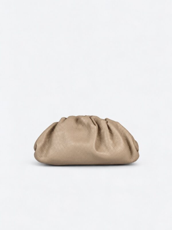 Bolso inspiración con frunces vista de frente