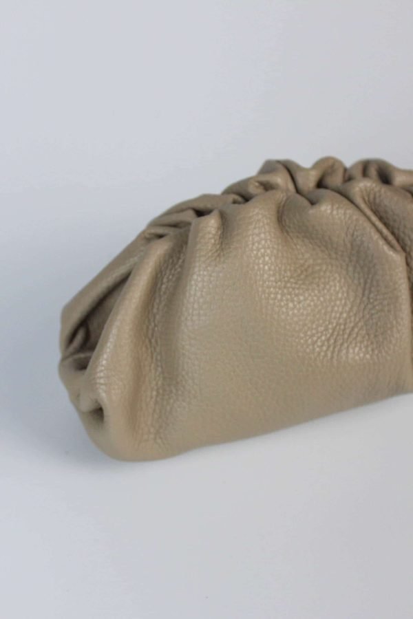 Bolso inspiración con frunces vista letarl detalle del fruncido del cierre