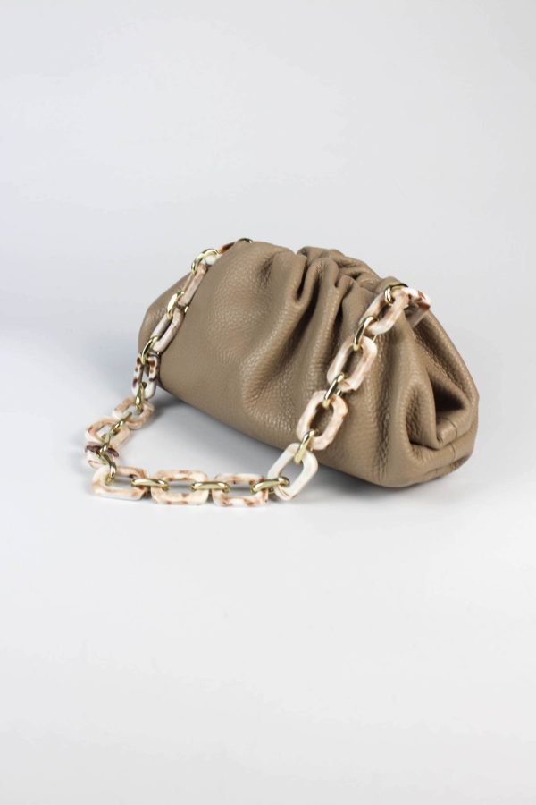 vista lateral del bolso pequeño con frunces con detalle de asa extraíble de eslabones de resina a tono