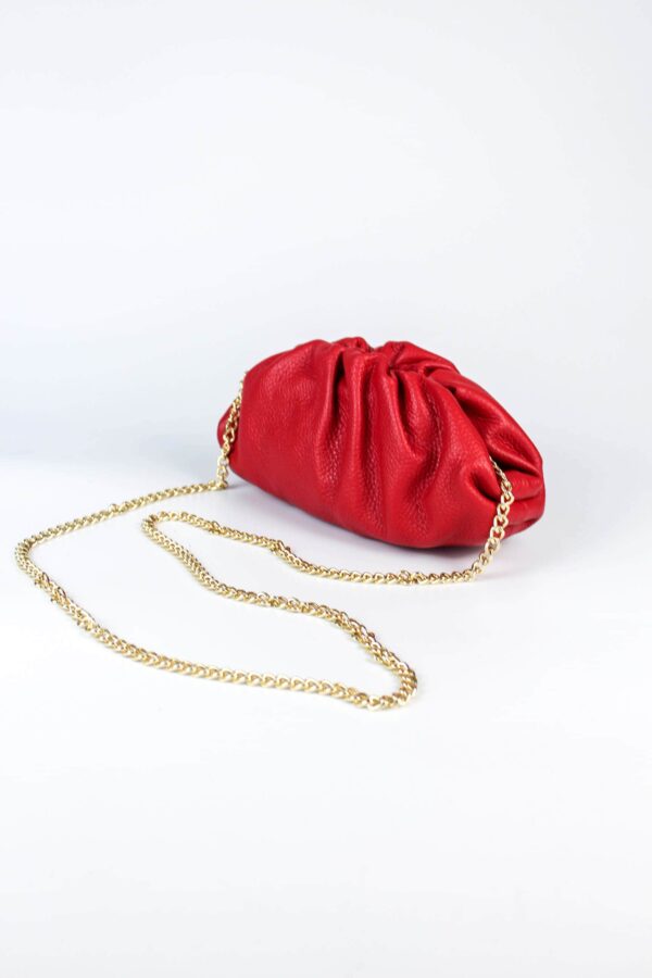 vista lateral del Bolso inspiración Pouch pequeño con asa larga de cadena dorada para llevar al hombro o cruzado