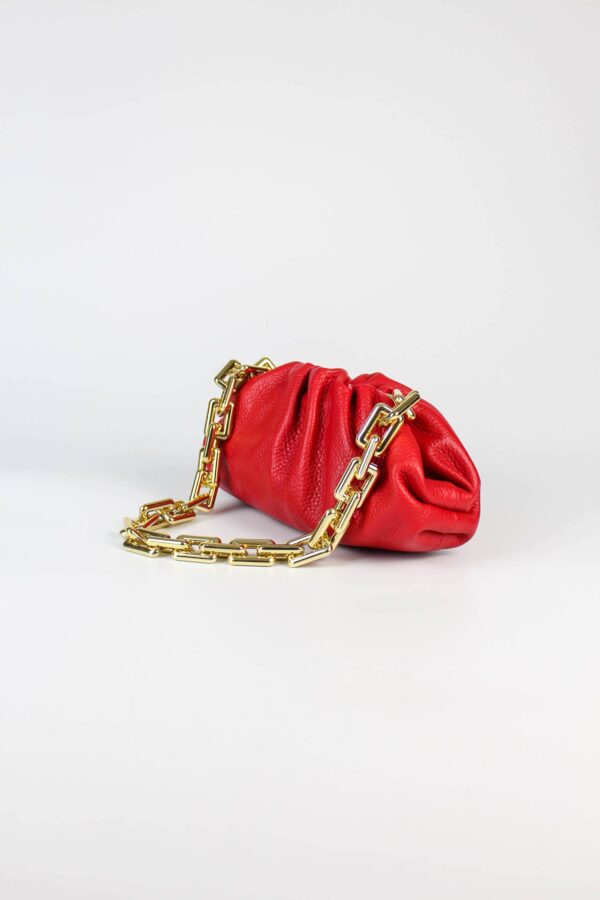 Bolso inspiración Pouch pequeño con detalle de asa de cadena de eslabones grandes dorada
