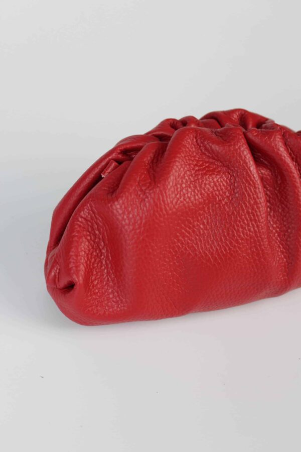 Vista lateral de cerca del bolso inspiración Pouch pequeño, tendencia esta temporada