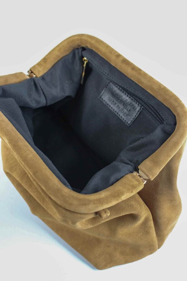 interior del bolso con detalle del forro de nylon del bolso de ante color camel