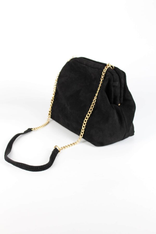 vista lateral de los Bolsos de ante negro con detalle del asa larga de cadena dorada con refuerzo en el hombro en piel al tono