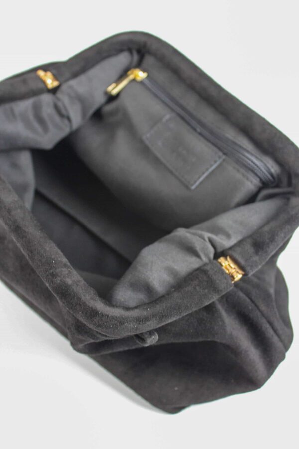 Detalle del forro interior de los bolsos de ante negro