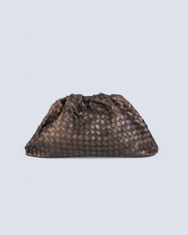Bolsos de inspiración pouch trenzado marrón vista de frente