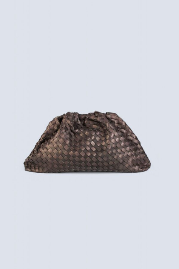 Bolsos de inspiración pouch trenzado marrón vista de frente