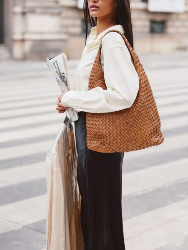modelo portando el bolso hobo trenzado artesano hecho en italia color camel