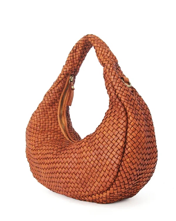 vista lateral del bolso hobo trenzado artesanalmente con detalle del asa unica de hombre trenzada