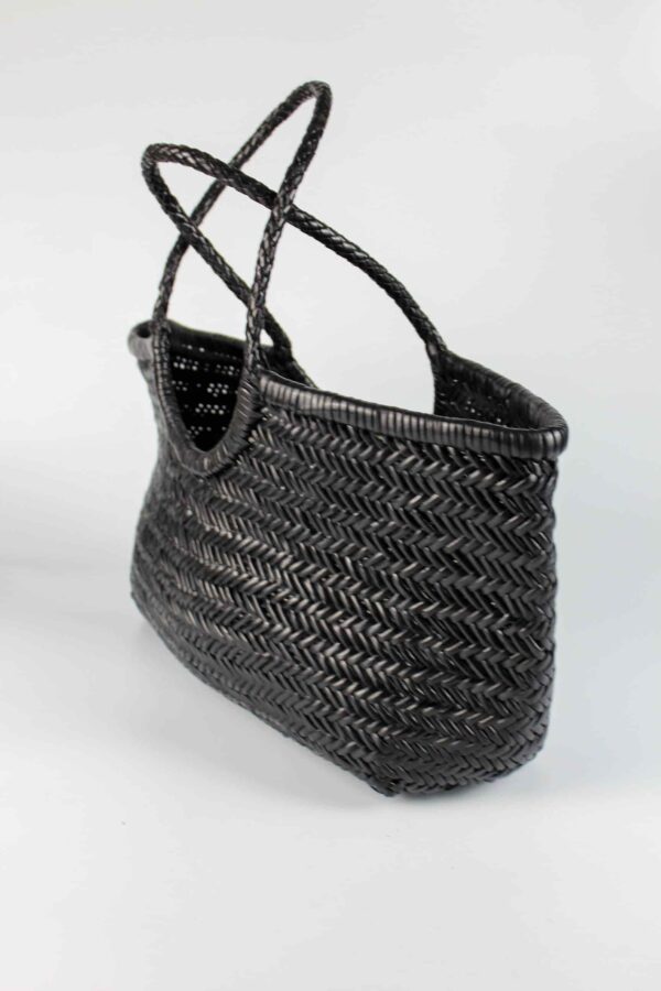 vista lateral del bolso dragon icónico trenzado color negro con detalle de sus 2 asas de hombro trenzadas