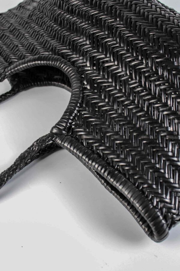 vista de cerca de la embocadura del bolso dragon icónico trenzado con detalle del trenzado