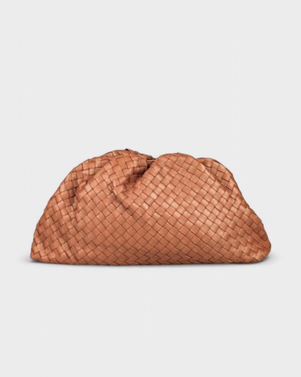 Bolso pouch icónico trenzado vista de frente