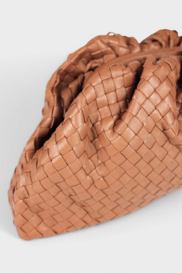 Bolso pouch icónico trenzado vista de cerca con detalle de trenzado y los frunces del cierre de boquilla