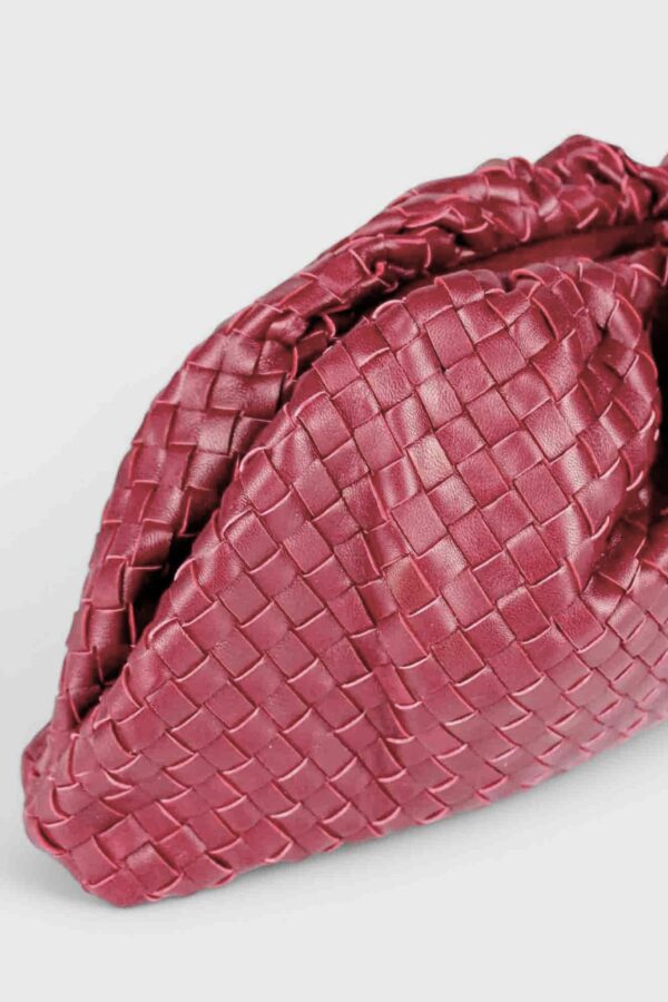 bolso fruncido piel trenzada vista lateral con detalle del trenzado y la piel lisa