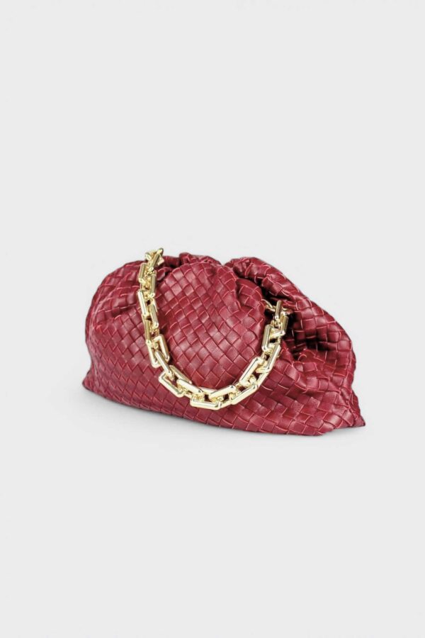 bolso fruncido piel trenzada detalle de asa de cadena