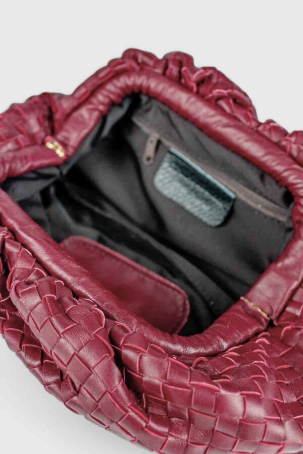 bolso fruncido piel trenzada detalle de forro interior