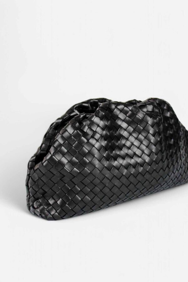 Bolsos de inspiración pouch trenzado vista lateral detalle del trenzado